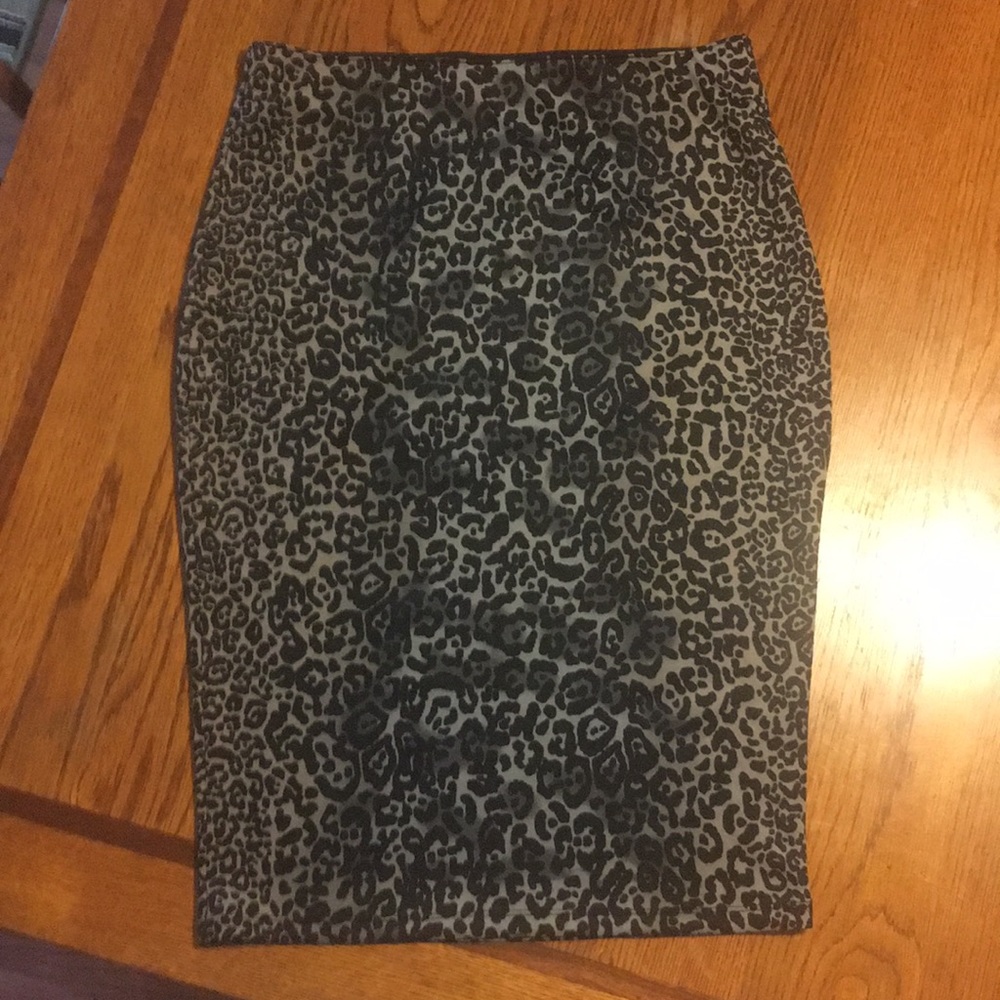 Leopard print skirt brand is APT.9